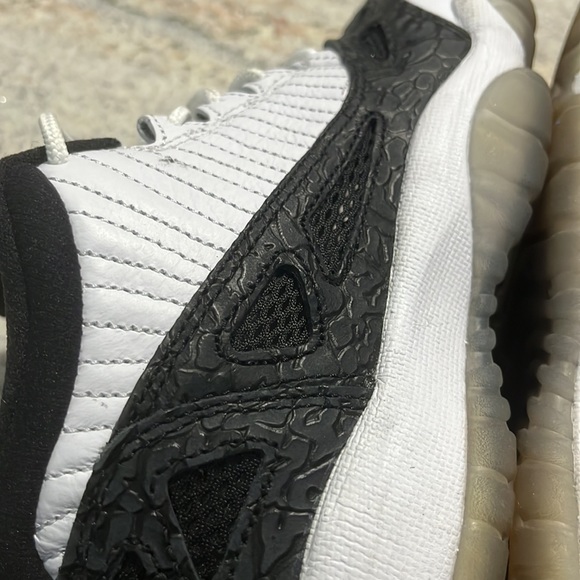 Jordan 11 Low IE - Picture 6 of 11